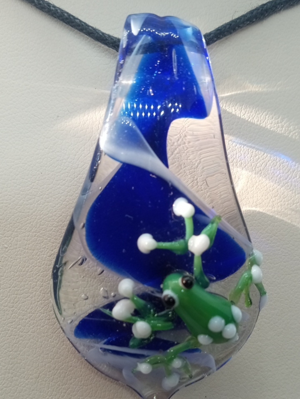 ARTISAN GLASS FROG ON A RAINDROP - Picture 4 of 10